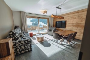 Comfort Apartment, Kitchen, Mountain View | Living area