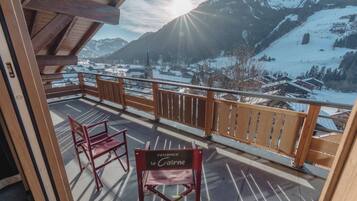 Apartemen Comfort, pemandangan gunung | Teras/patio