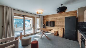 Comfort Apartment, Kitchen, Mountain View | Private kitchenette | Highchair