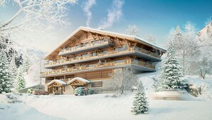 Una cabaña de madera de varios pisos con balcones, rodeada de árboles y montañas cubiertas de nieve.