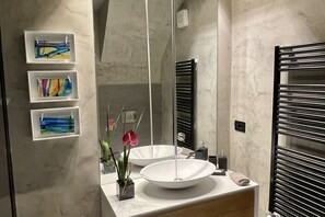 Douche, sèche-cheveux, bidet, serviettes fournies