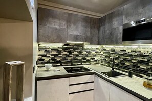 Réfrigérateur, four à micro-ondes, un four, surface de cuisson