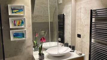 Shower, hair dryer, bidet, towels