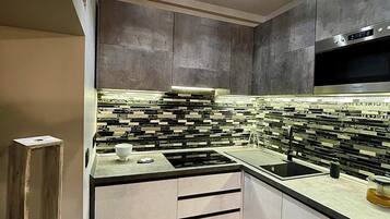 Kühlschrank, Mikrowelle, Ofen, Herdplatte