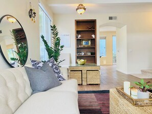 TV, fireplace - Serene beach retreat house in charming Encinitas with AC (Encinitas)