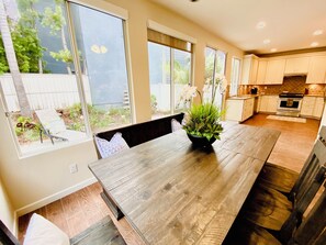 Dining - Serene beach retreat house in charming Encinitas with AC (Encinitas)