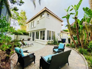 Terrace/patio - Serene beach retreat house in charming Encinitas with AC (Encinitas)