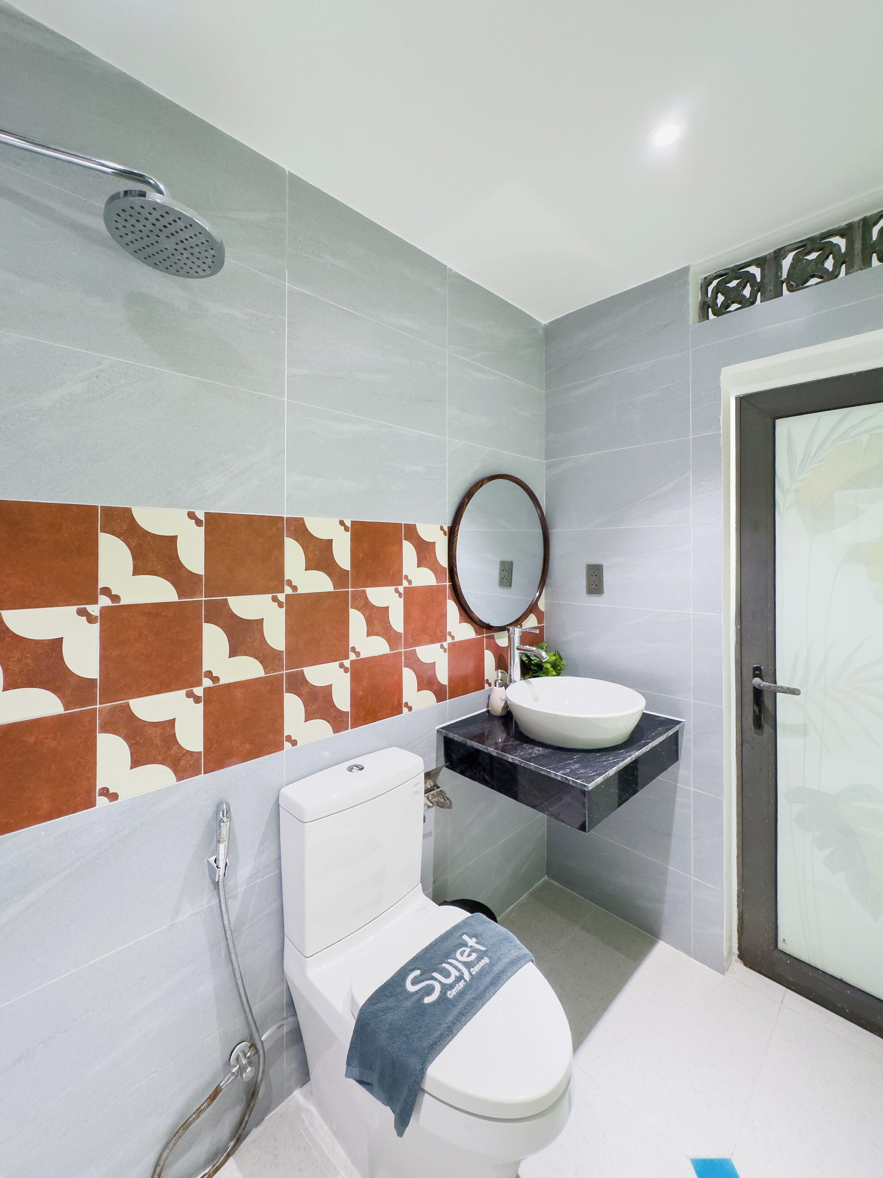 Une salle de bain moderne équipée de toilettes, d’un lavabo, d’une douche et d’une serviette sur laquelle est inscrit le mot « Sujet ».