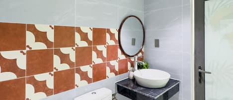 Une salle de bain moderne équipée de toilettes, d’un lavabo, d’une douche et d’une serviette sur laquelle est inscrit le mot « Sujet ».