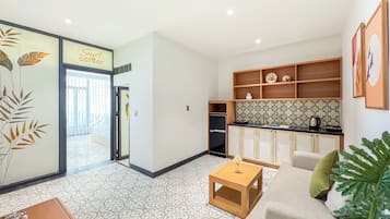 Studio Suite | Private kitchen | Mini-fridge, microwave, stovetop, cookware/dishes/utensils