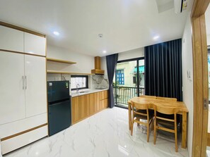 Mikrowelle, Herdplatte, Kochgeschirr/Geschirr/Besteck