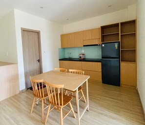 ซิตี้อพาร์ทเมนท์ | ครัวส่วนตัว | ไมโครเวฟ, เตาประกอบอาหาร, เครื่องครัว/จาน/ช้อนส้อม