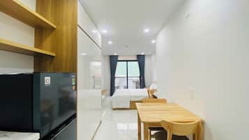 Studio Suite | Private kitchen | Microwave, stovetop, cookware/dishes/utensils