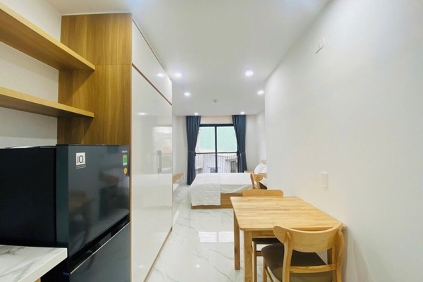 Microondas, placa de cocina, utensilios de cocina