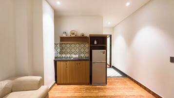 Superior Apartment | Private kitchen | Mini-fridge, microwave, stovetop, cookware/dishes/utensils