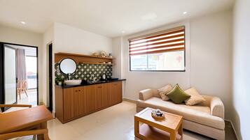 City Apartment | Private kitchen | Mini-fridge, microwave, stovetop, cookware/dishes/utensils