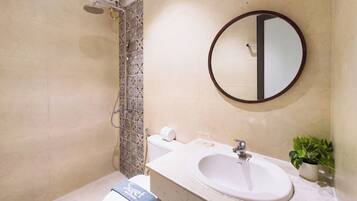 Appartement Supérieur | Salle de bain | Douche, sèche-cheveux, chaussons, serviettes fournies