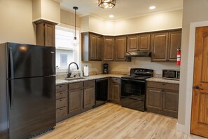 Fridge, microwave, stovetop, dishwasher