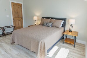 3 bedrooms, iron/ironing board, free WiFi, bed sheets - Mabel's Place - 3BR, 2.5BA, Newly Renovated Duplex (Waynesville)