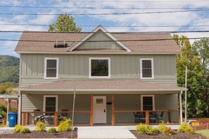 Exterior - Minnie's Place - Downtown Waynesville, 3 BR, 2.5 BA, Newly Renovated Duplex (Waynesville)