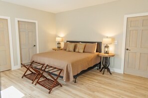 3 bedrooms, iron/ironing board, free WiFi, bed sheets - Minnie's Place - Downtown Waynesville, 3 BR, 2.5 BA, Newly Renovated Duplex (Waynesville)