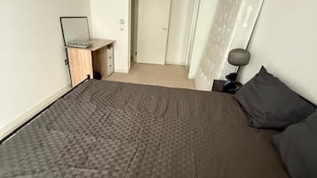 Appartement, uitzicht op de binnenplaats | Een bureau, een laptopwerkplek, gratis wifi