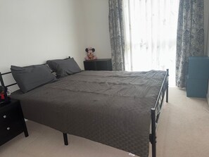 Appartement Deluxe, vue cour intérieure | Literie hypoallergénique, bureau