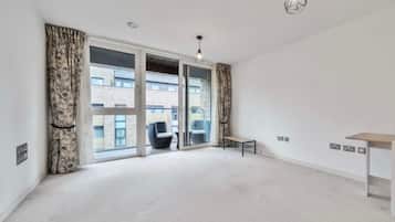 Apartment, Courtyard View | Living room