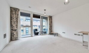 Deluxe-Apartment, Blick auf den Innenhof | Wohnzimmer