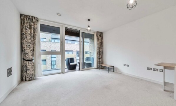 Apartment, Courtyard View | Living room