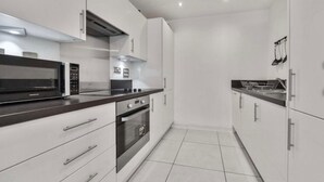 Appartamento Deluxe, vista cortile | Cucina privata | Frigorifero, forno, piano cottura, lavastoviglie