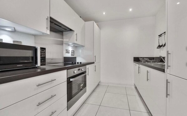 Deluxe Apartment, Courtyard View | Private kitchen