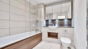 Appartamento Deluxe, vista cortile | Bagno | Asciugacapelli, asciugamani, sapone, shampoo
