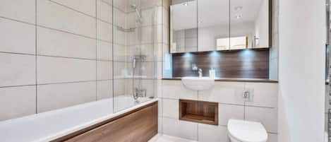 Deluxe Apartment, Courtyard View | Bathroom