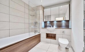 Deluxe Apartment, Courtyard View | Bathroom | Hair dryer, towels, soap, shampoo