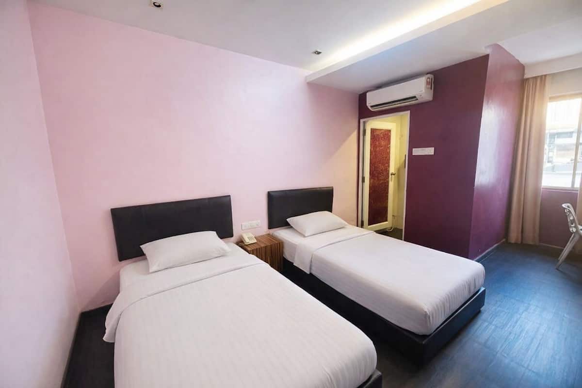 Twin Room, 2 Single Beds | Iron/ironing board, free WiFi