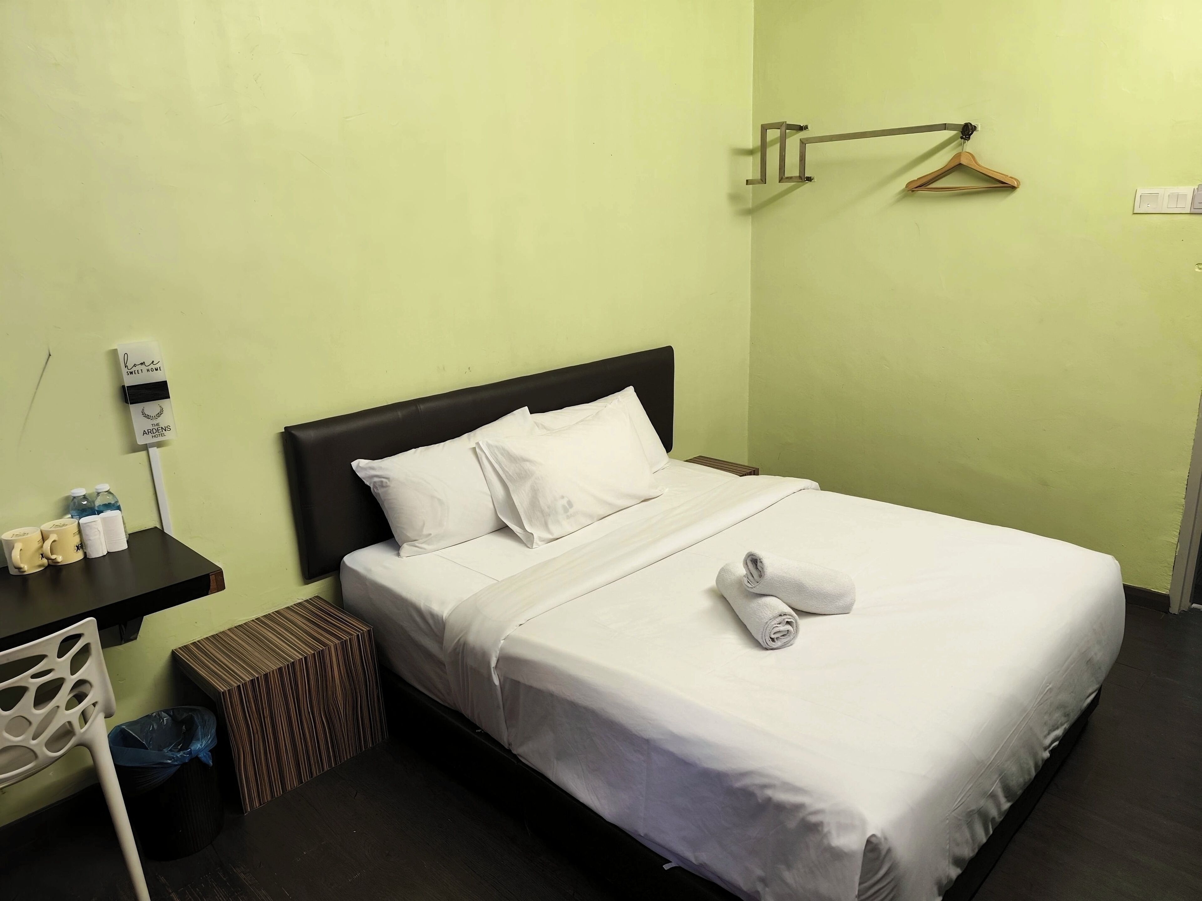 Executive Double Room, 1 Queen Bed | Iron/ironing board, free WiFi
