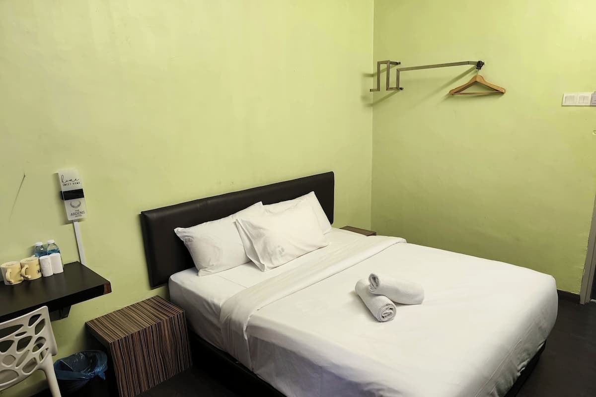 Executive Double Room, 1 Queen Bed | Iron/ironing board, free WiFi