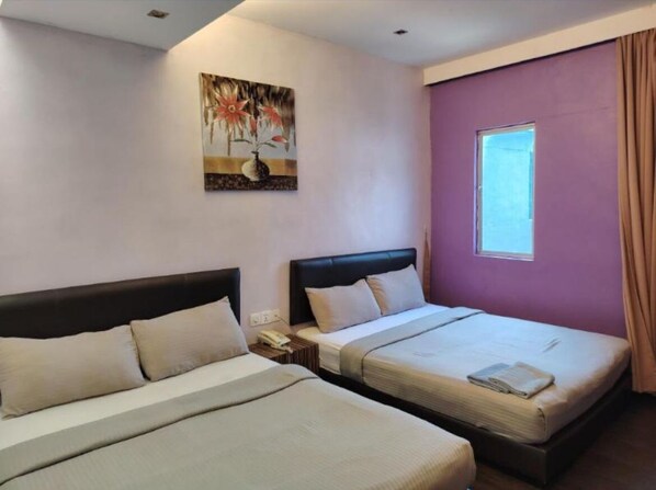 Quarto quádruplo família, 2 camas Queen | Ferros/tábuas de passar roupa, Wi-Fi de cortesia