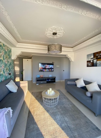 TV. Golden Coast Flat - Pool - Near Beach - Privacy