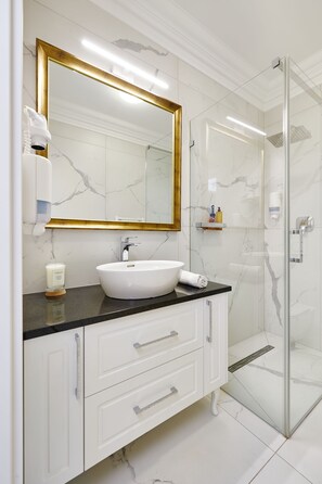 Douche, sèche-cheveux, serviettes fournies, savon