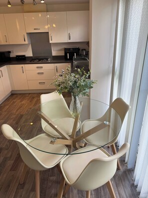 Dormitorio compartido, 2 habitaciones | Comedor