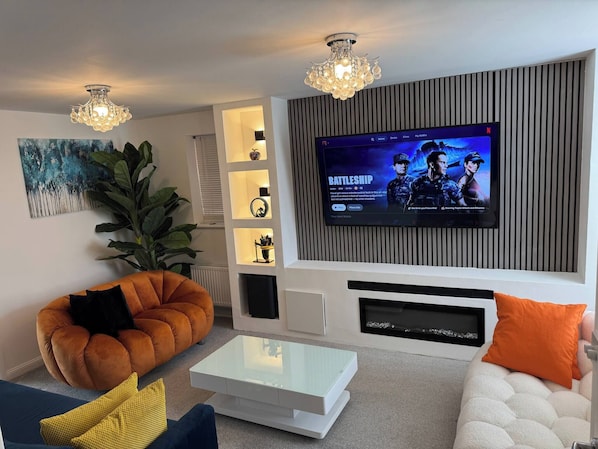 Living room - Room-2 Private Contractor-friendly Rooms (Wolverhampton)