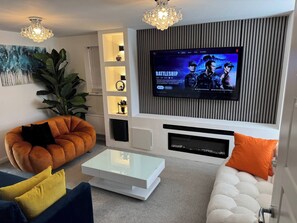 مكان نوم مشترك - غرفتا نوم | غرفة المعيشة