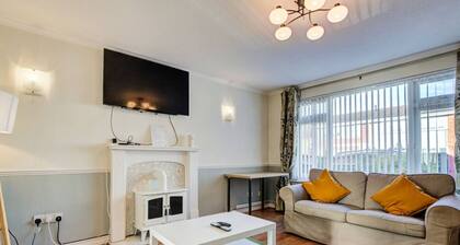 Ideal for groups & families with parking and patio