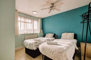 4 habitaciones, escritorio, tabla de planchar con plancha y wifi