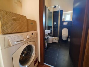 Shower, hair dryer, bidet, towels