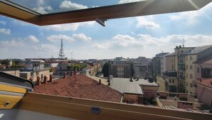 A cityscape with a view of buildings and a tower in the distance. - Cozy and bright loft studio apartment in Milan (NO.LO) (Milano)