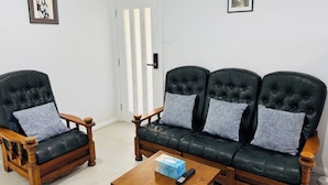 House, 3 Bedrooms, Smoking, Balcony | Living room - Bran new Home With Ducted AC to Stay in Sydney (Sydney)