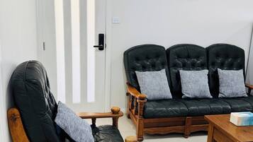 House, 3 Bedrooms, Smoking, Balcony | Living room